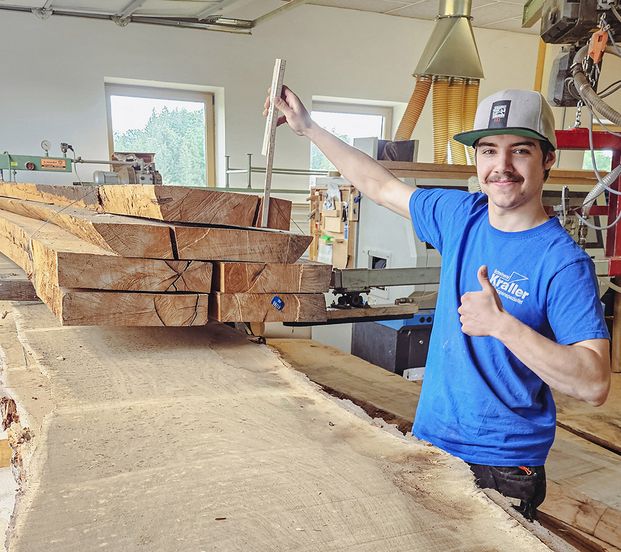 Unsere Mitarbeiter während der Treppenproduktion Unsere Mitarbeiter während der Treppenproduktion